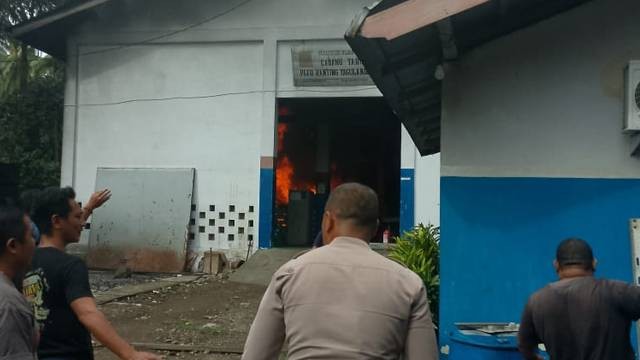 Gedung milik PLN yang berisi mesin pembangkit listrik di Kecamatan Tagulandang, Kabupaten Sitaro, terbakar. 