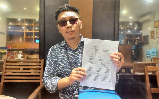 Kuasa hukum pengusaha sembako berinisial AS, Ahmad Khalifah Rabbani, menunjukkan surat kuasa dan laporan polisi kliennya. (foto: W Pratama/Urban Id)