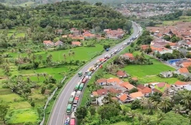 Kemacetan panjang kendaraan menuju Pelabuhan Merak, Sabtu (9/3/2024) | Foto: Iksan / salah satu penumpang kapal