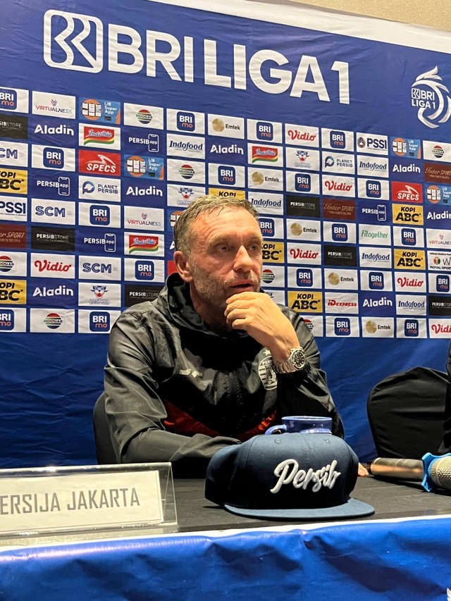 Thomas Doll dalam sesi konferensi pers jelang Persija melawan Persib di Bandung, Jumat (8/3). Foto: Soni Insan Bagus/kumparan