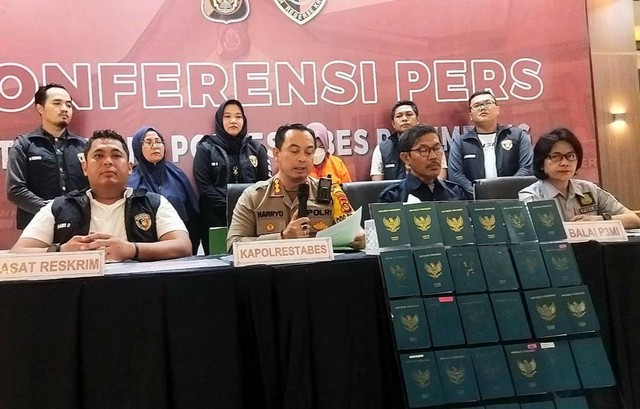 Kapolrestabes Palembang, Kombes Pol Harryo Sugihhartono , beserta jajaran saat ungkap kasus penyalur TKI ilegal. (ist)