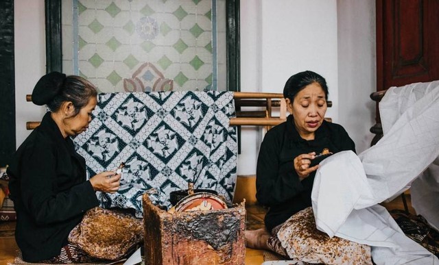 Motif batik Jawa Barat. Foto hanyalah ilustrasi bukan tempat sebenarnya. Sumber: Unsplash/Camille Bismonte