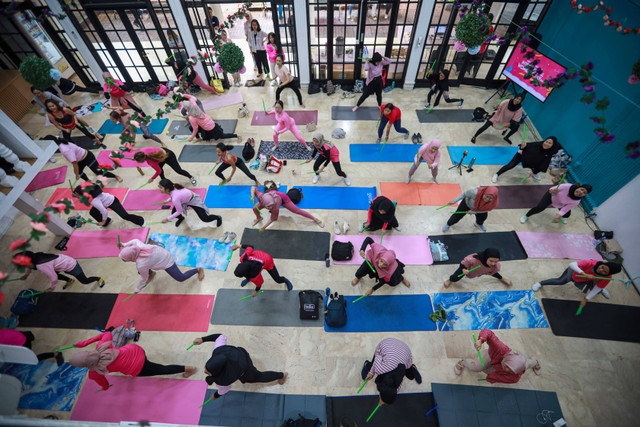 Puluhan peserta mengikuti PoundFit pada acara kumparan hangout International Women's Day di Jakarta, Sabtu (9/3). Foto: Aditia Noviansyah/kumparan