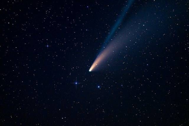 Ilustrasi perbedaan asteroid dan komet. Sumber: unsplash.com