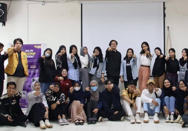 Belajar bersama para perempuan di Sekolah Kesetaraan di Universitas Mulawarman. Foto: Dok. Pribadi