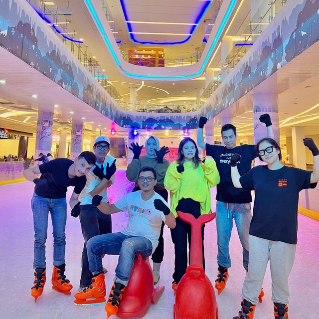 Gaia Mall Pontianak tawarkan ngabuburit seru menunggu buka puasa sembari main ice skating. Foto: Rizky Prapurna Bakti/Hi!Pontianak