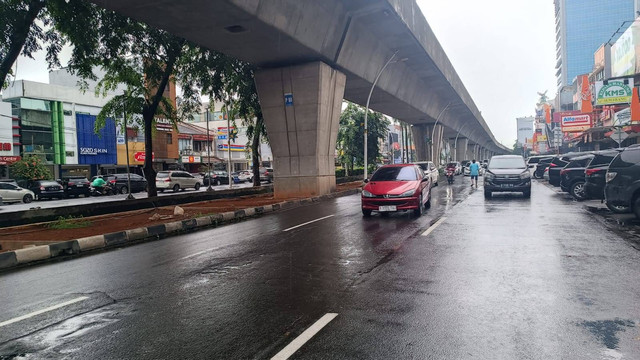 Kawasan Jalan Boulevard Raya, Kelapa Gading, Jakarta Utara tak tergenang banjir, Sabtu (9/3). Foto: Fadlan Nuril Fahmi/kumparan