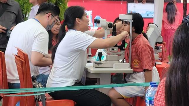 Skrining gangguan penglihatan pada anak di SD Negeri 25 Manado.