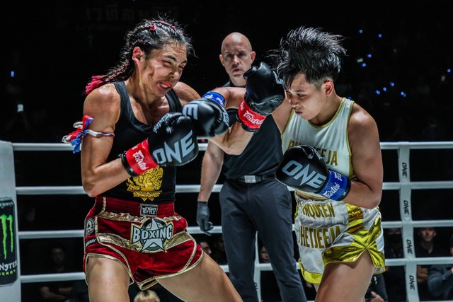 Phetjeeha (kanan) melayangkan sebuah tinjuan keras pada Janet Todd dalam laga puncak ONE Fight Night 20. Foto: ONE Championship