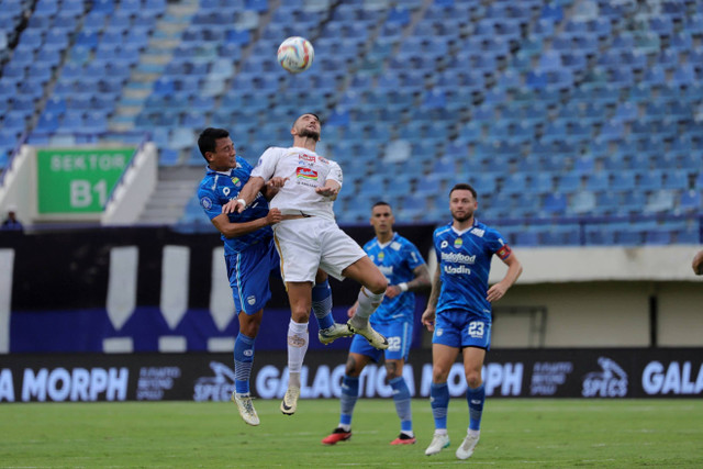 Pertandingan Liga 1 antara Persib melawan Persija di Stadion Sijalak Harupat Kabupaten Bandung, Jawa Barat, Sabtu (9/3/2024). Foto: Jamal Ramadhan/kumparan