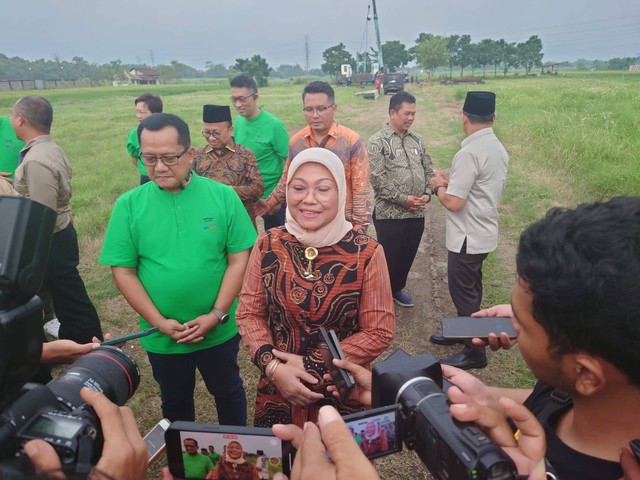 Menteri Ketenagakerjaan (Menaker) Ida Fauziyah usai Groundbreaking Pembangunan SMK Asy-Syarif Mitra Industri di Mojokerto, Jawa Timur, Jumat (8/3/2024). Foto: Dok. Humas Kemenaker