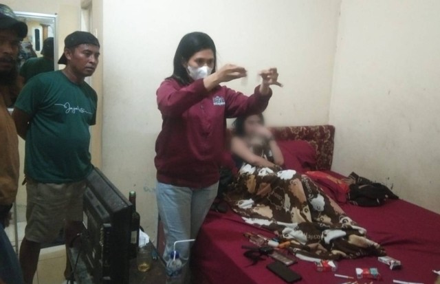 Keterangan toto:Polisi Polres Sikka saat menangkap salah seorang terduga pelaku di salah satu hotel di Kota Maumere.
