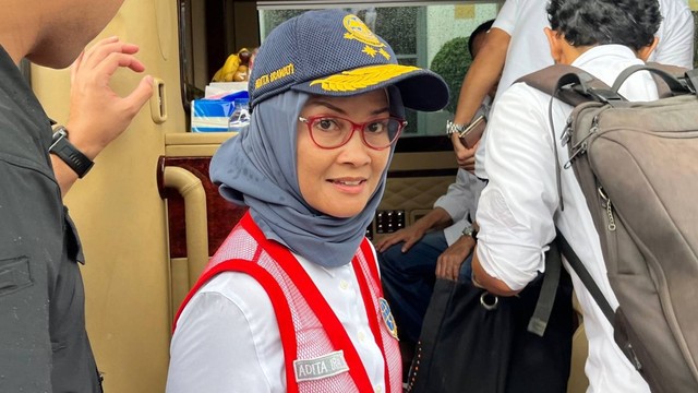 Staf Khusus Kementrian Perhubungan, Adita Irawati, saat mendampingi Menteri Perhubungan Budi Karya Sumadi di Stasiun Kejaksan Cirebon, Sabtu (9/3/2024). Foto: Panji Asmara/kumparan