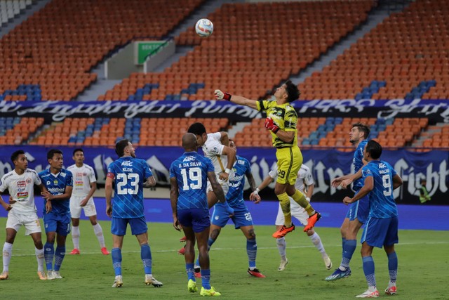 Pertandingan Liga 1 antara Persib Bandung melawan Persija Jakarta di Stadion Sijalak Harupat Kabupaten Bandung, Jawa Barat, Sabtu (9/3/2024). Foto: Jamal Ramadhan/kumparan