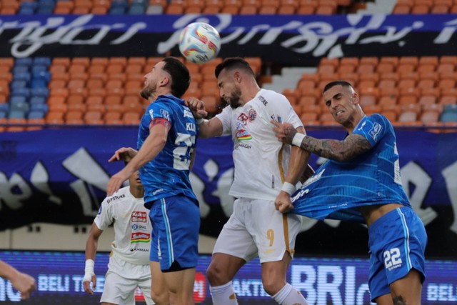 Pertandingan Liga 1 antara Persib Bandung melawan Persija Jakarta di Stadion Sijalak Harupat Kabupaten Bandung, Jawa Barat, Sabtu (9/3/2024). Foto: Jamal Ramadhan/kumparan