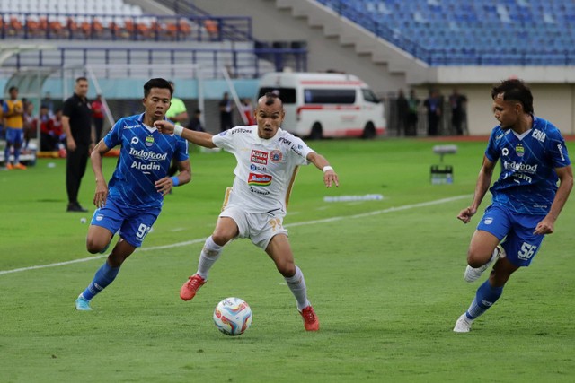 Pertandingan Liga 1 antara Persib Bandung melawan Persija Jakarta di Stadion Sijalak Harupat Kabupaten Bandung, Jawa Barat, Sabtu (9/3/2024). Foto: Jamal Ramadhan/kumparan