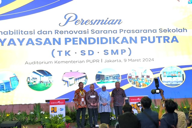 Menteri PUPR Basuki Hadilmuljono meresmikan rehabilitasi dan renovasi sarana prasarana Yayasan Pendidikan Putra, di Kantor Kementerian PUPR, Sabtu (9/3/2024).
 Foto: Akbar Maulana/kumparan