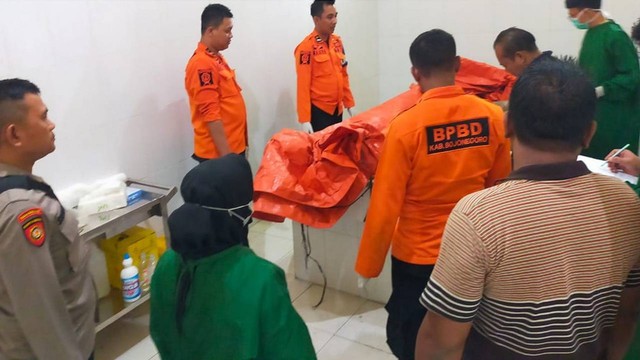 Petugas saat mengevakuasi mayat yang ditemukan di bantaran sungai Desa Ngeper, Kecamatan Padangan, Kabupaten Bojonegoro, Jawa Timur. Sabtu (09/03/2024) (Aset: Istimewa)