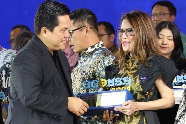 MIND ID menerima penghargaan Best Corporate Action Handling dari Menteri BUMN RI Erick Thohir pada Awarding Night BUMN Corporate Communication and Sustainability Summit (BCOMSS) 2024 di Jakarta, Kamis (7/3/2024). Foto: Dok. Istimewa
