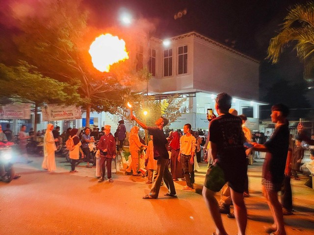 Atraksi obor sambut Ramadhan di Kampung Baru Raya, Bandar Lampung, Sabtu (9/3/2024) | Foto: Roza Hariqo / Lampung Geh