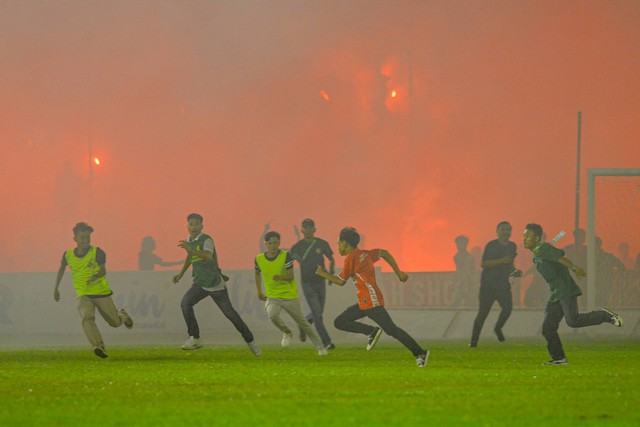 Panitia pelaksana berusaha menghalau suporter Semen Padang FC yang memasuki lapangan saat pertandingan final leg kedua Liga 2 melawan PSBS Biak di Stadion GOR H Agus Salim Padang, Sumatera Barat, Sabtu (9/3/2024). Foto: Iggoy el Fitra/ANTARA FOTO