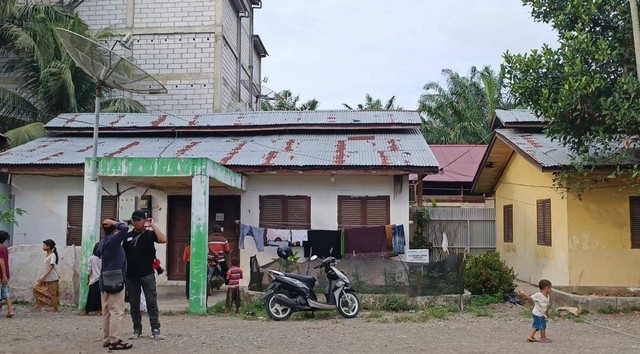 Kondisi kamp pengungsi di Gedung Mina Raya, Kabupaten Pidie, Aceh, Selasa (5/3/2024). Foto: Fadhil Pramudya/kumparan