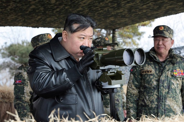Pemimpin Korea Utara Kim Jong-un memandu latihan penembakan artileri oleh Tentara Rakyat Korea di Korea Utara. Foto: KCNA/via REUTERS