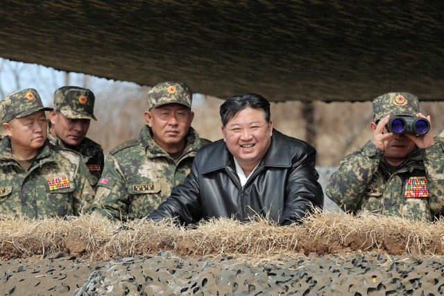 Pemimpin Korea Utara Kim Jong-un memandu latihan penembakan artileri oleh Tentara Rakyat Korea di Korea Utara. Foto: KCNA/via REUTERS