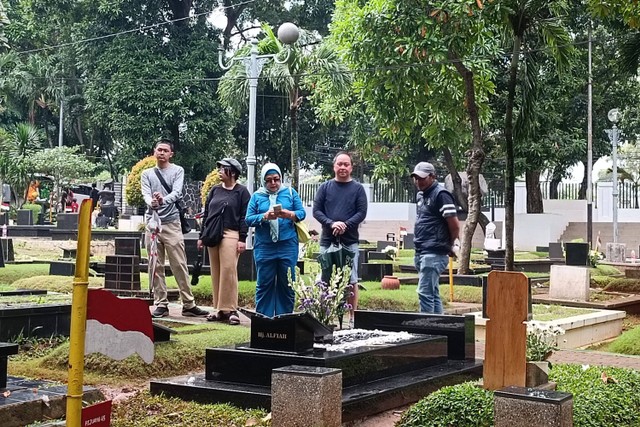 Warga berziarah di kawasan Taman Pemakaman Umum (TPU) Tanah Kusir, Jakarta Selatan, Minggu (10/3/2024). Foto: Zamachsyari/kumparan