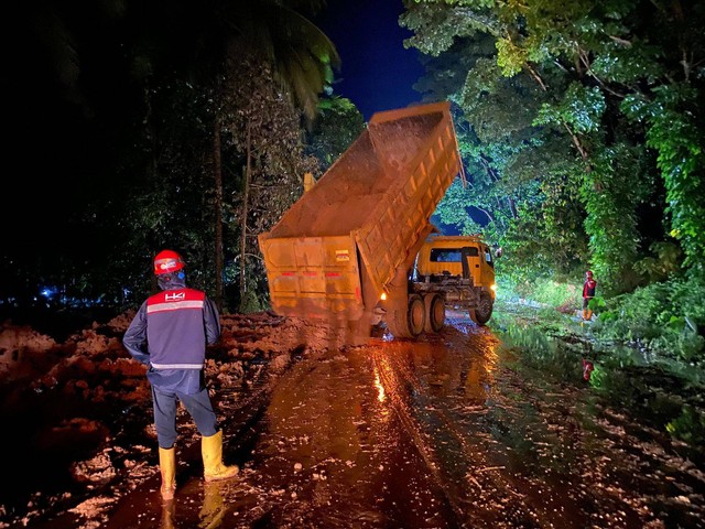 Hutama Karya Group memberikan bantuan alat berat untuk penanganan bencana banjir bandang dan tanah longsor di Pariaman. Foto: dok. HK Group