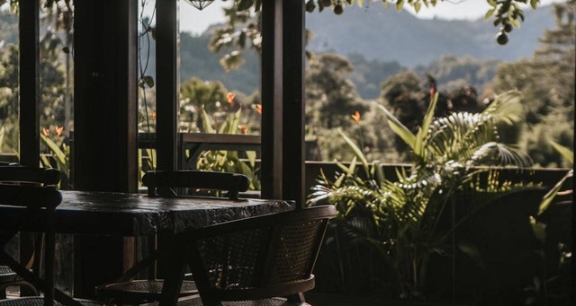 Cafe di Dago atas view bagus. Foto hanyalah ilustrasi bukan tempat sebenarnya. Sumber: Unsplash/Polina Kuzovkova