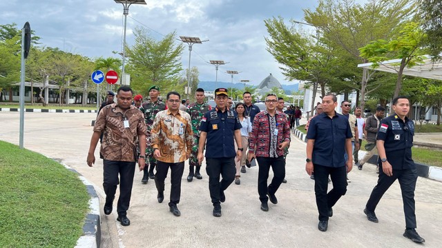 Direktur Jenderal Imigrasi, Silmy Karim meninjau Pos Lintas Batas Tradisional Turiskain di Atambua, Nusa Tenggara Timur. Foto: Ditjen Imigrasi