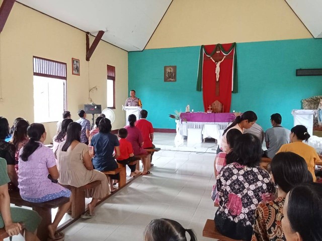 Kapolres Sekadau menyampaikan pesan kamtibmas saat mengunjungi Jemaat Gereja Santo Gabriel Ensalang. Foto: Dok. Polres Sekadau