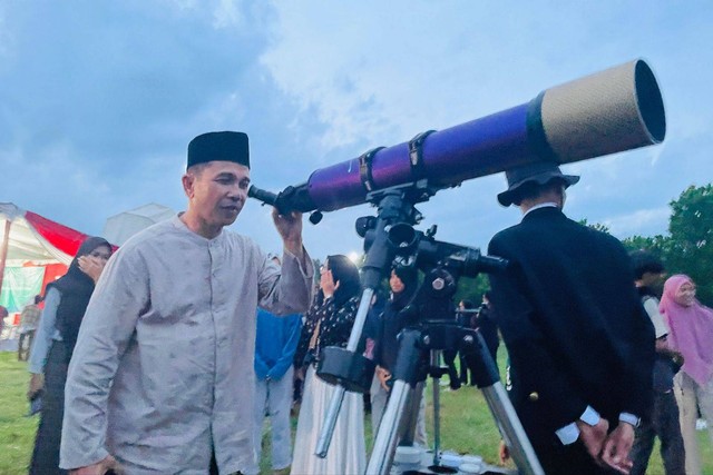 Anggota Badan Hisab Rukyat Provinsi Lampung, Lemra Horizon, Minggu (10/3/2024) | Foto: Roza Hariqo / Lampung Geh