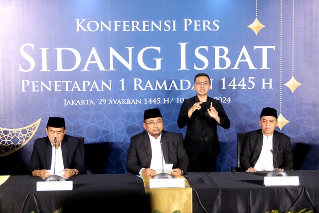 Menteri Agama RI, Yaqut Cholil Qoumas mengumumkan hasil sidang Isbat penentuan hari pertama puasa di Kantor Kementerian Agama RI, Jakarta, Minggu (10/3/2024). Foto: Iqbal Firdaus/kumparan