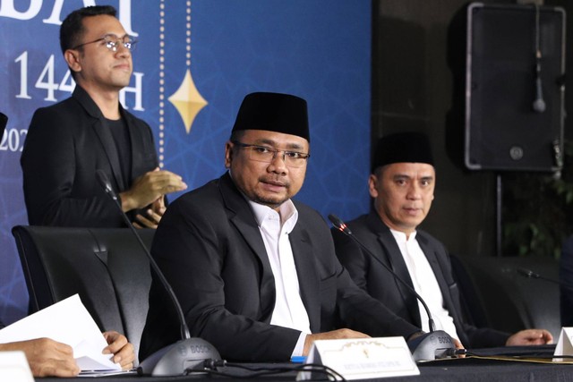 Menteri Agama RI, Yaqut Cholil Qoumas mengumumkan hasil sidang Isbat penentuan hari pertama puasa di Kantor Kementerian Agama RI, Jakarta, Minggu (10/3/2024). Foto: Iqbal Firdaus/kumparan