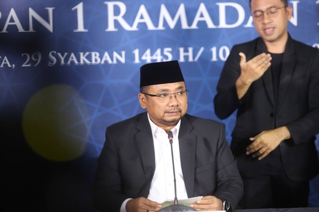 Menteri Agama RI, Yaqut Cholil Qoumas, mengumumkan hasil sidang Isbat penentuan hari pertama puasa di Kantor Kementerian Agama RI, Jakarta, Minggu (10/3/2024). Foto: Iqbal Firdaus/kumparan