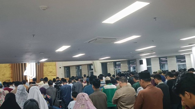 Pelaksanaan ibadah tarawih perdana Ramadan 1445H di Masjid At-Tanwir PP Muhammadiyah, Jakarta Pusat, Minggu (10/3/2024). Foto: Fadhil Pramudya/kumparan