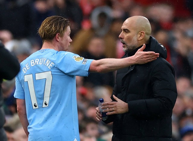 Kevin De Bruyne kesal ke Pep Guardiola usai diganti saat Liverpool vs Man City dalam laga pekan ke-28 Liga Inggris 2023/24 di Stadion Anfield pada Minggu (10/3) malam WIB. Foto: REUTERS/Carl Recine