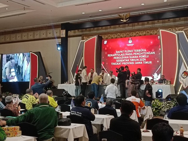 Suasana rapat pleno terbuka rekapitulasi hasil perhitungan tingkat provinsi di Hotel Shangri-La, Surabaya, Senin (11/3/2024). Foto: Farusma Okta Verdian/kumparan