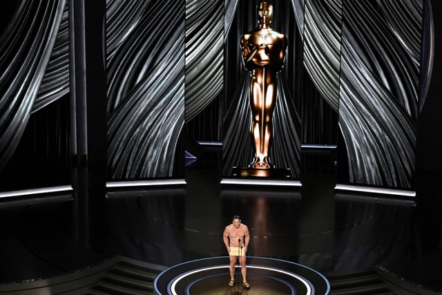 John Cena menghadiri Oscar 2024 di Academy Awards ke-96, Hollywood, Los Angeles, California, Amerika Serikat, Minggu (10/3/2024). Foto: Patrick T. Fallon / AFP