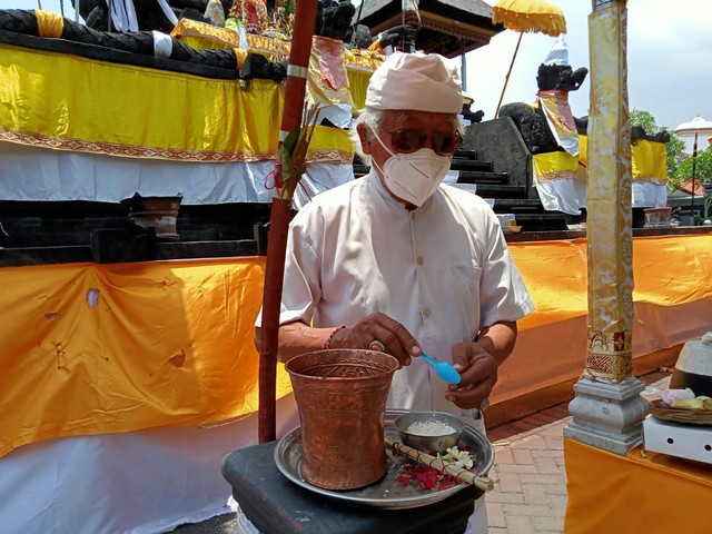 Bija yang terbuat dari beras utuh memiliki makna tersendiri bagi umat Hindu. Foto: Maruroh/Basra