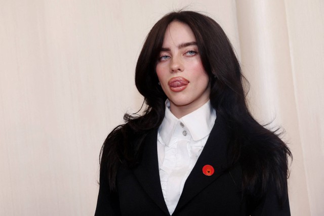 Billie Eilish mengenakan pin "Artists4Ceasefire", menyerukan gencatan senjata di Gaza dan Israel saat menghadiri Oscar 2024 di Academy Awards ke-96, Hollywood, Los Angeles, California, Amerika Serikat, Minggu (10/3/2024). Foto: Aude Guerrucci/REUTERS