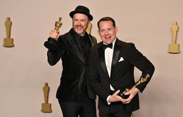 Tarn Willers dan Johnnie Burn menerima penghargaan Pencapaian Terbaik dalam Suara untuk "The Zone of Interest"  pada Oscar 2024 di Academy Awards ke-96, Hollywood, Los Angeles, California, Amerika Serikat, Minggu (10/3/2024). Foto: Robyn BECK / AFP
