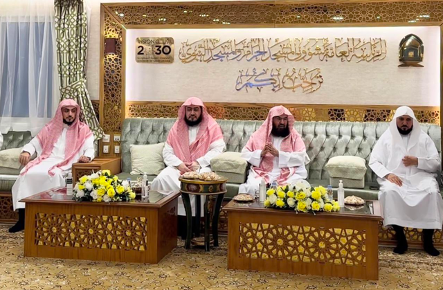 Dari kiri ke kanan: Syeikh Al-Waleed bin Khaled Al-Shamsan (imam tamu), Syeikh Bandar Balilah, Syeikh Abdul Rahman Sudais dan Syeikh Maher Al-Muaiqly mengimami salat Tarawih di Masjidil Haram 2024 Foto: Twitter/@PRAGOVSA