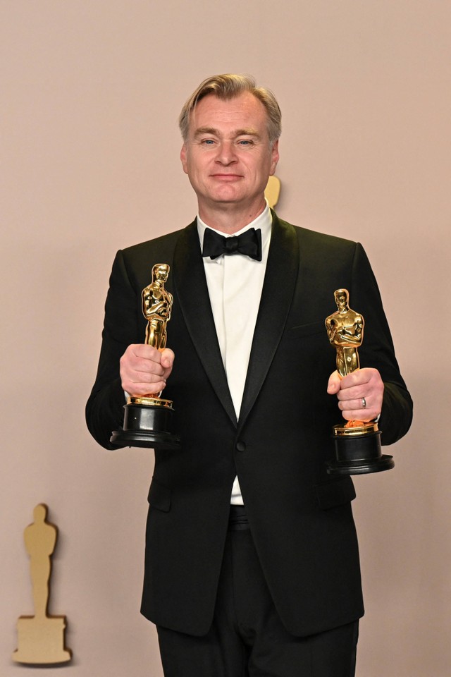 Sutradara Inggris Christopher Nolan menerima penghargaan untuk Sutradara Terbaik untuk "Oppenheimer" pada Oscar 2024 di Academy Awards ke-96, Hollywood, Los Angeles, California, Amerika Serikat, Minggu (10/3/2024). Foto: Robyn BECK / AFP