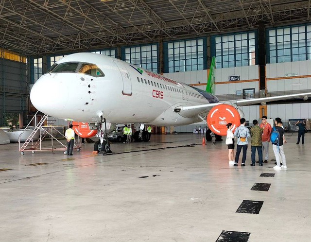 Pabrik pesawat COMAC China membawa pesawat produk terbarunya C919 ke Indonesia. Bekerjasama dengan maskapai TransNusa, mereka mengundang maskapai-maskapai nasional anggota INACA untuk melihat dari dekat pesawat tersebut di Hanggar 2 GMF, kompleks Bandara Soekarno Hatta Tangerang pada hari ini, Minggu (10/3) dan besok Senin (11/3).dok. INACA
