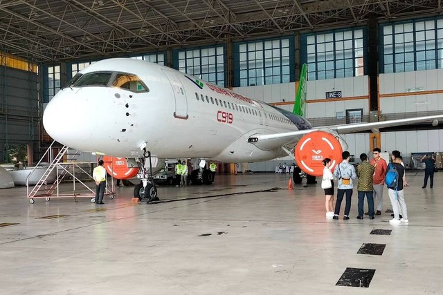 Pabrik pesawat COMAC China membawa pesawat produk terbarunya C919 ke Indonesia di Hanggar 2 GMF, kompleks Bandara Soekarno Hatta Tangerang, Senin (11/3/2024). Foto: INACA
