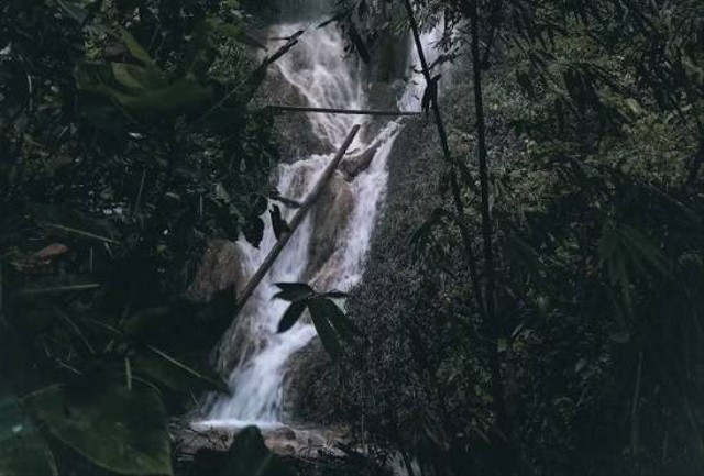 Curug Halimun. Foto hanyalah ilustrasi bukan tempat sebenarnya, Sumber: Unsplash/Bangkit Prayogi