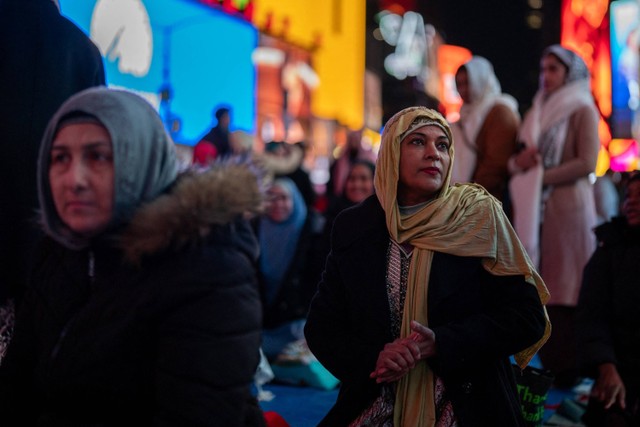 Warga muslim bersiap melaksanakan salat tarawih di Times Square, New York City, Amerika Serikat, Minggu (10/3/2024).
 Foto: Adam Gray / AFP